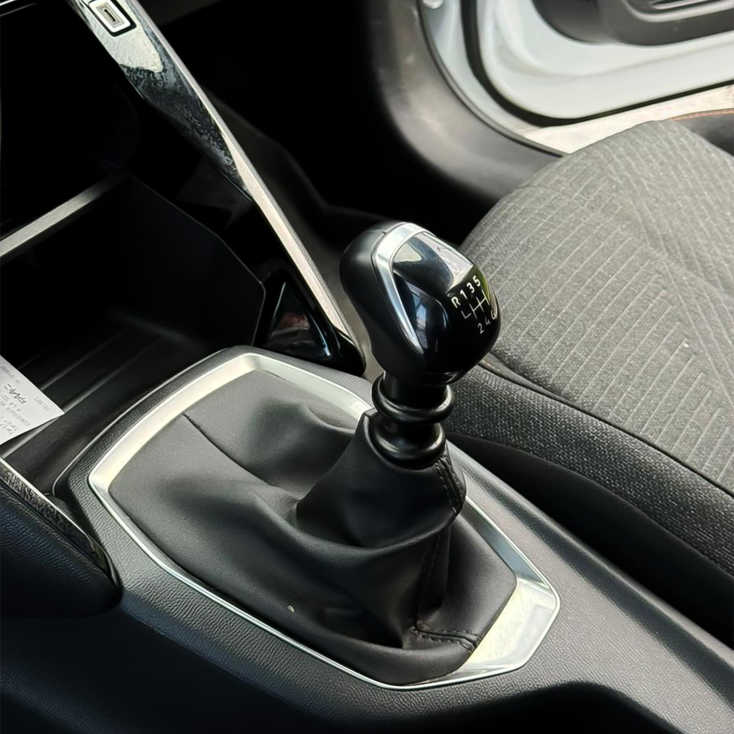 Peugeot 208 - Image 6